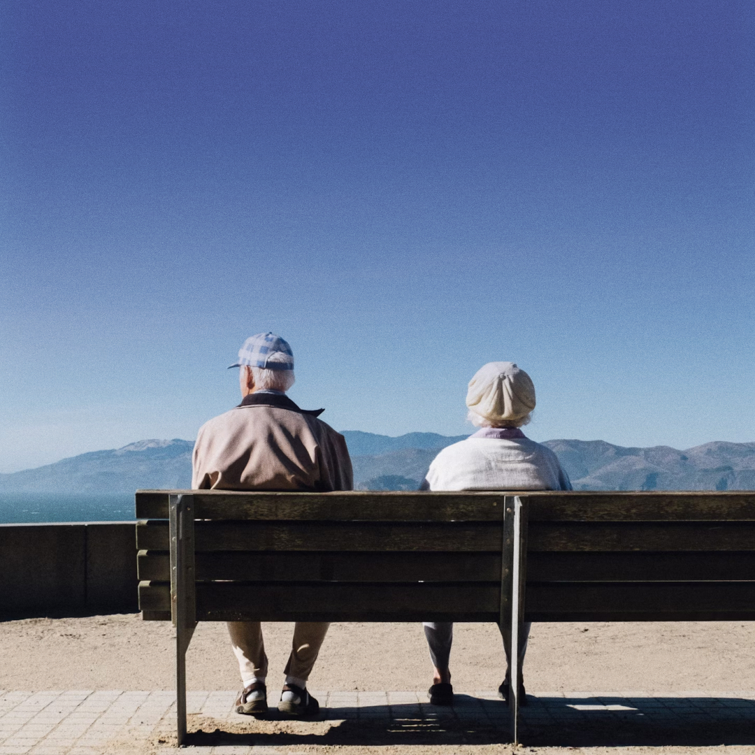 Médico reflexionando junto a una ventana