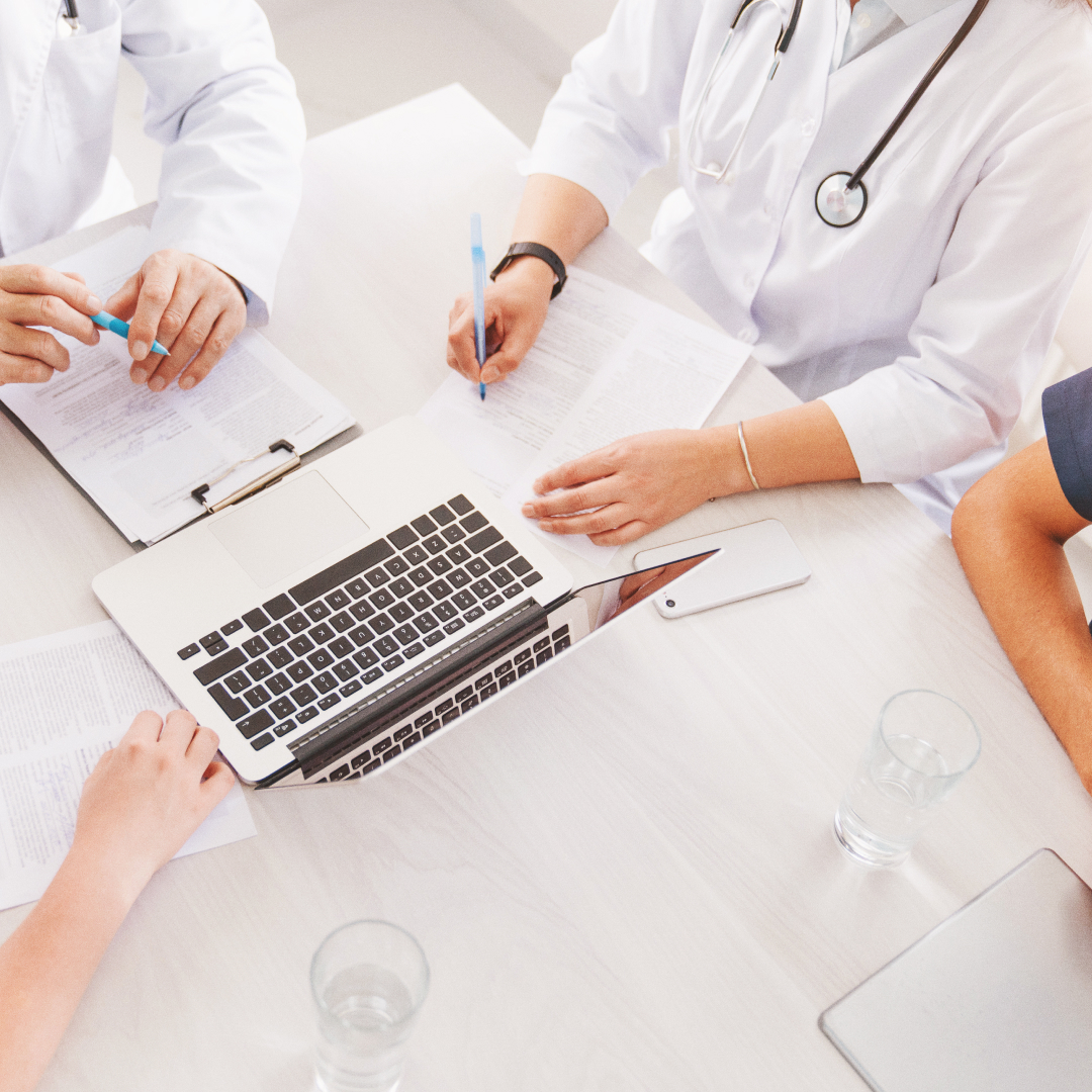 Equipo médico en reunión de planificación